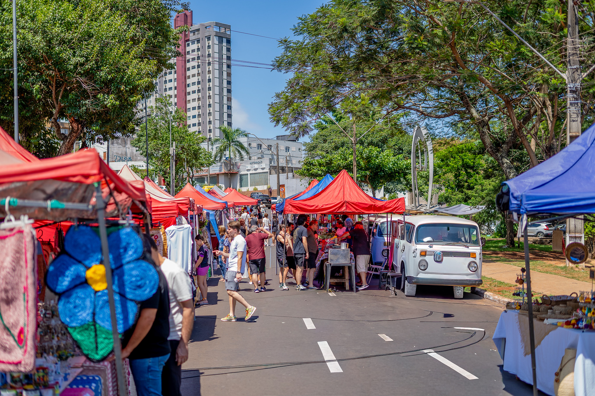 Feirinha da JK terá edição especial de Páscoa com programação noturna e atrações para famílias