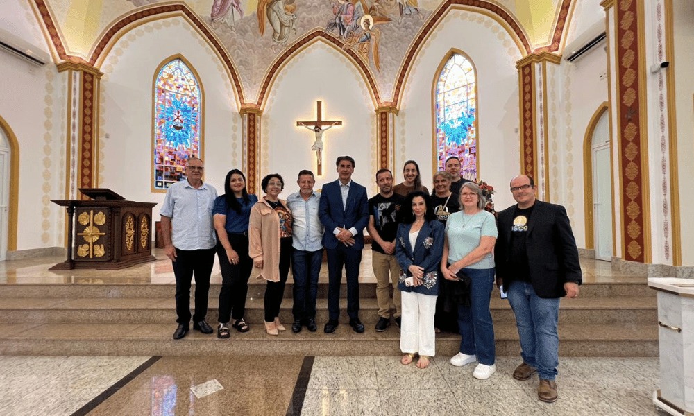 Paranhos inaugura livro de visitas da Matriz São João Batista e anuncia calendário de turismo religioso para Foz do Iguaçu