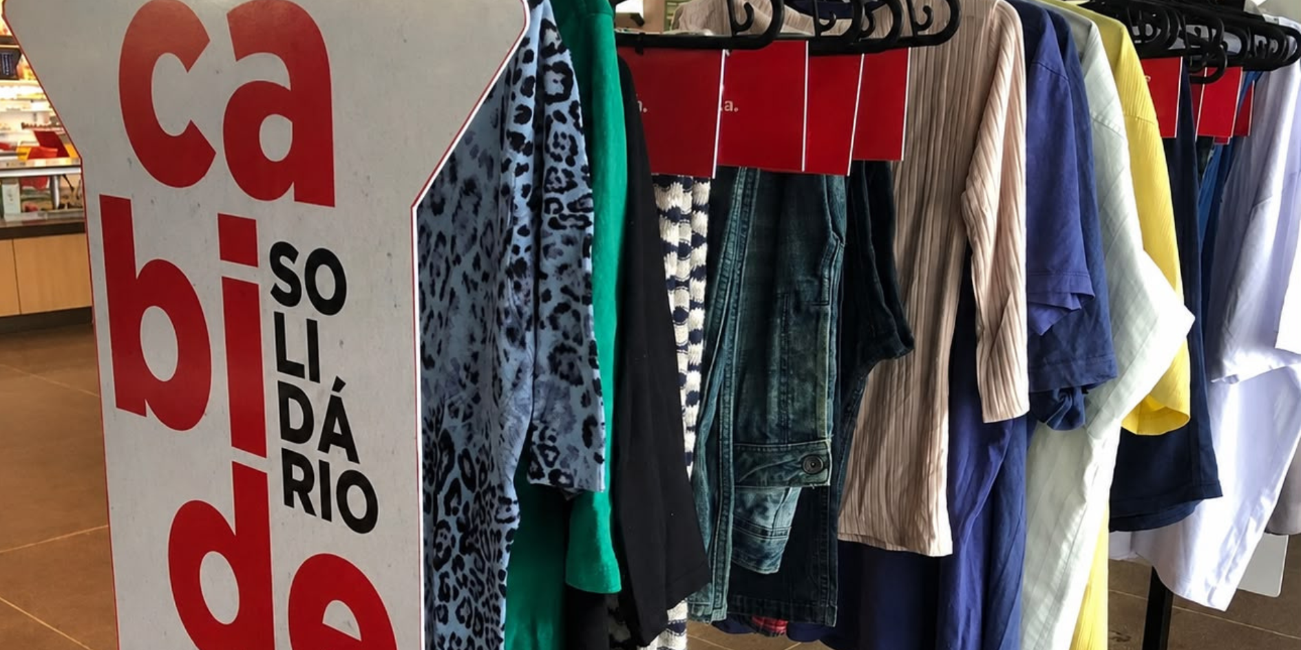 Cabide Solidário recebe doações de roupas de inverno na Rodoviária de Foz do Iguaçu