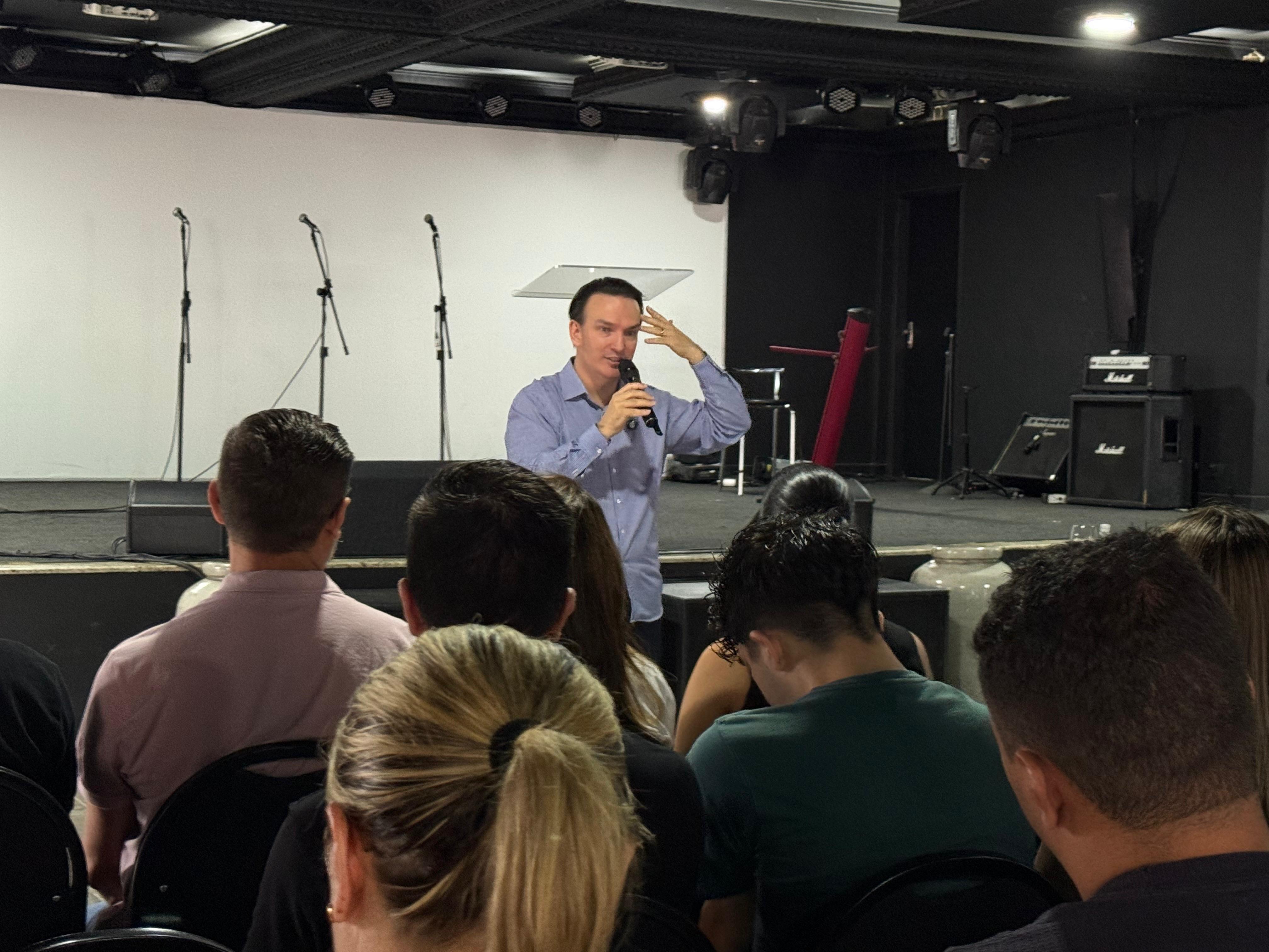 Inglês com a Bíblia: curso gratuito em Foz propõe jornada espiritual e linguística