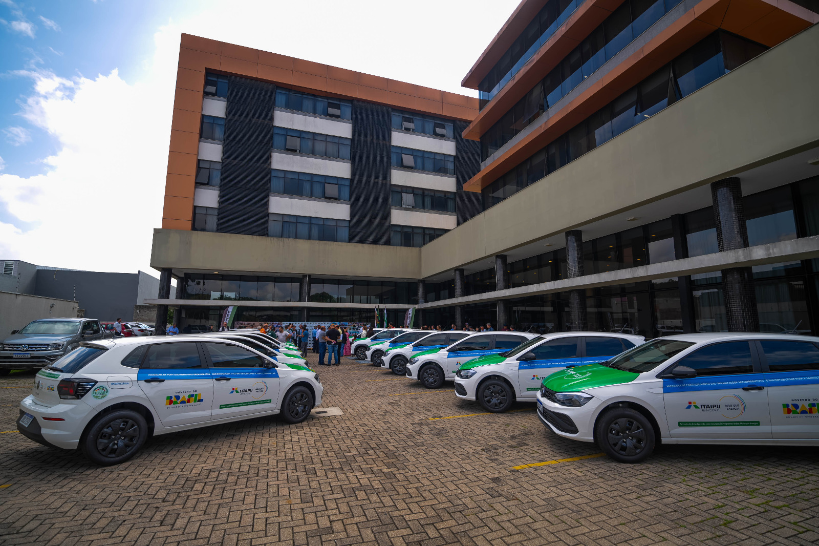 Itaipu fortalece agricultura familiar do Paraná com entrega de veículos à Fetaep