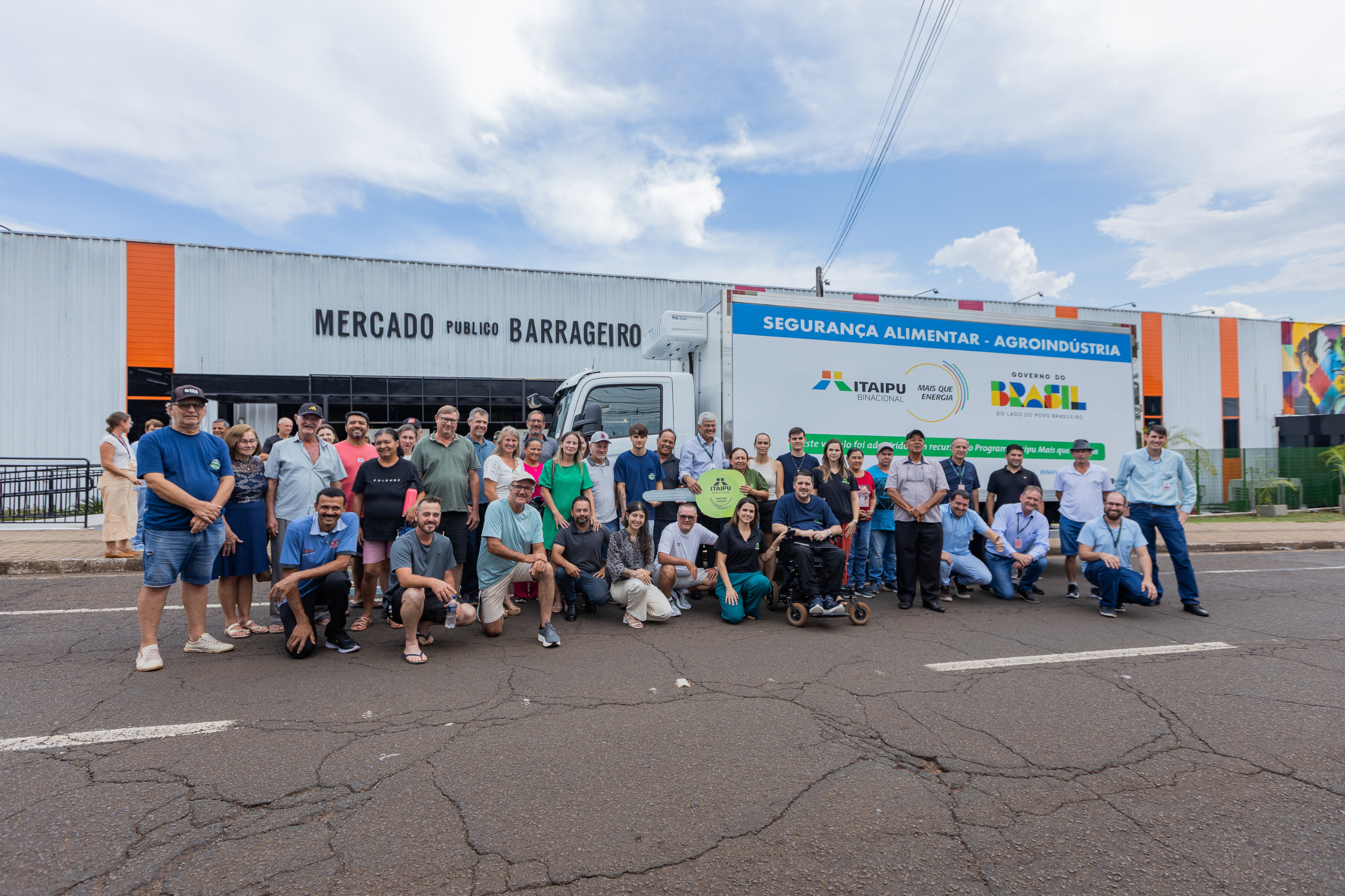 Itaipu entrega caminhão refrigerado e equipamentos à cooperativa que abastece 150 escolas de Foz do Iguaçu