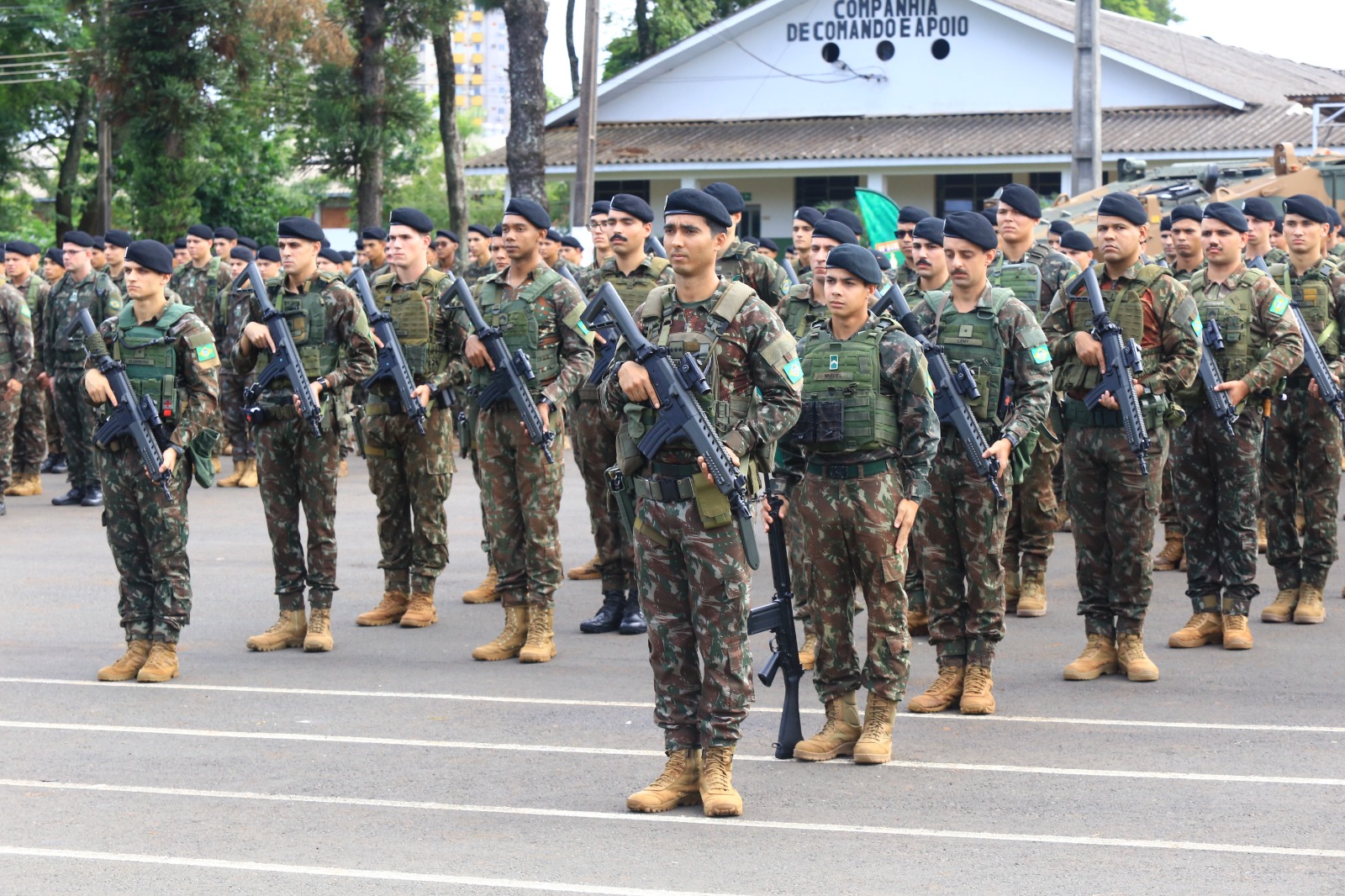 34º BI Mec celebra Semana do Exército com entrega de boinas e solenidade em Foz do Iguaçu