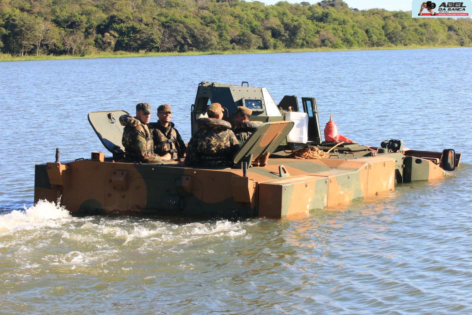 34º BI Mec realiza treinamento de navegação anfíbia com blindado Guarani 6x6 em Foz do Iguaçu