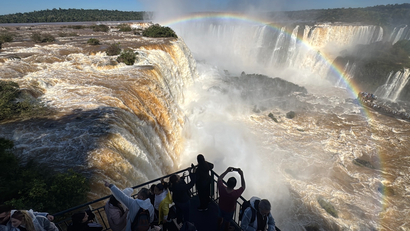 Vazão das Cataratas do Iguaçu chega a 4,9 milhões de litros por segundo durante as férias de julho
