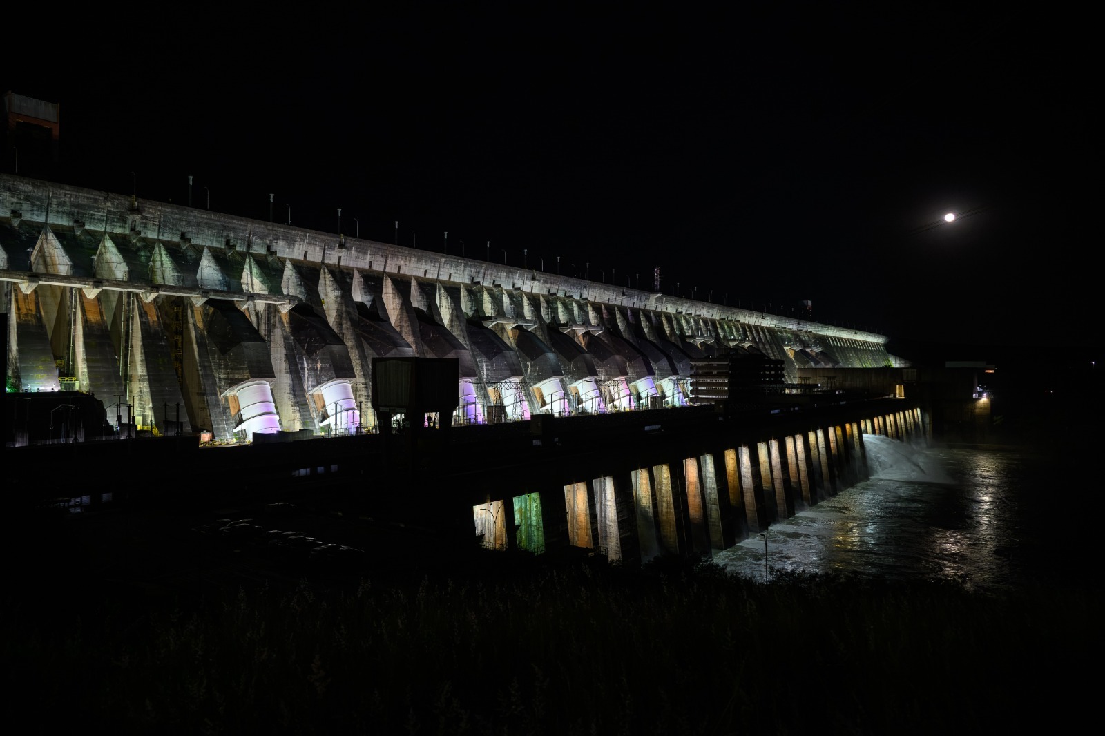 Itaipu Iluminada fará última apresentação antes de passar por modernização completa