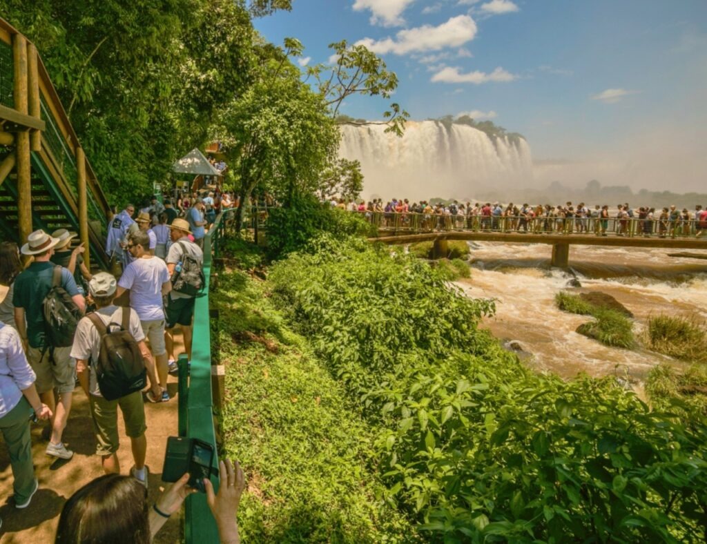 Foz do Iguaçu lidera crescimento histórico e impulsiona Paraná a recorde de 1 milhão de turistas estrangeiros