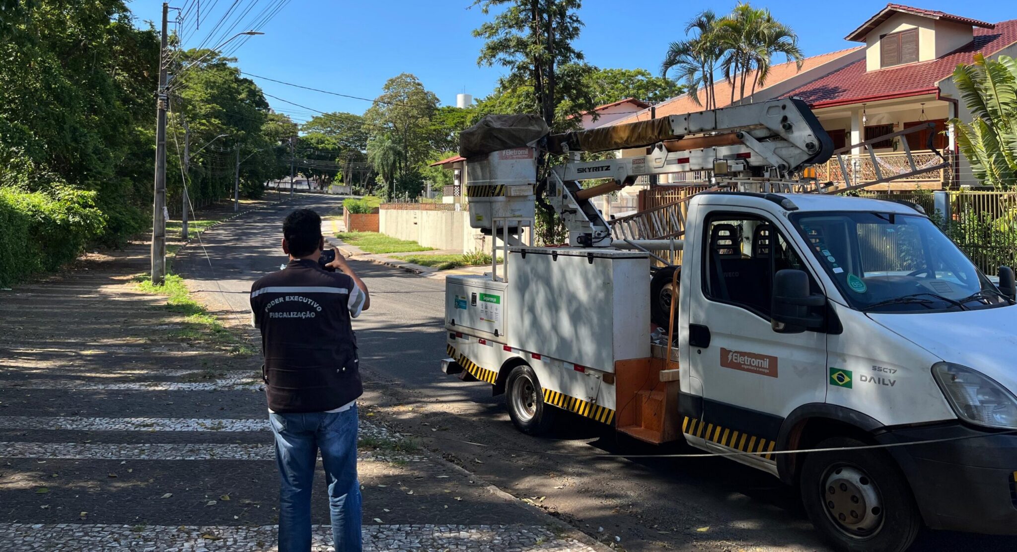 Prefeitura e Copel iniciam retirada de cabos irregulares em avenidas de Foz do Iguaçu