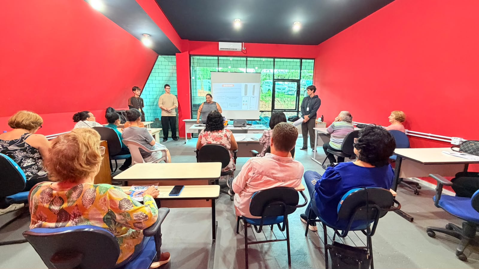 Curso gratuito ensina pessoas 60+ a usar tecnologia com mais autonomia e segurança