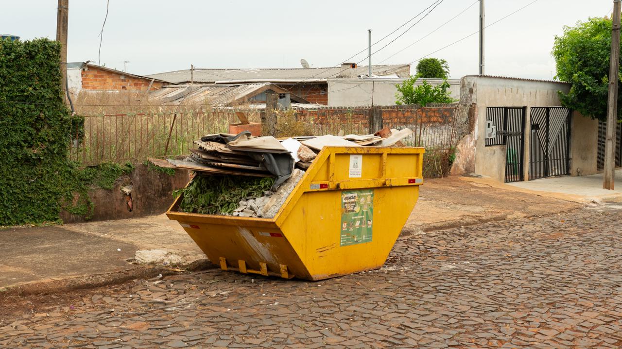 Programa de caçambas facilita descarte gratuito de entulho em bairros de Foz do Iguaçu